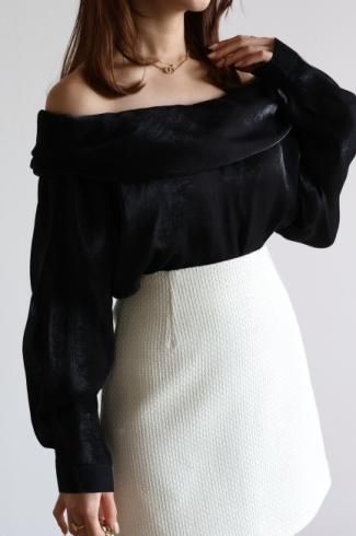 roll collar off shoulder sheer top / black