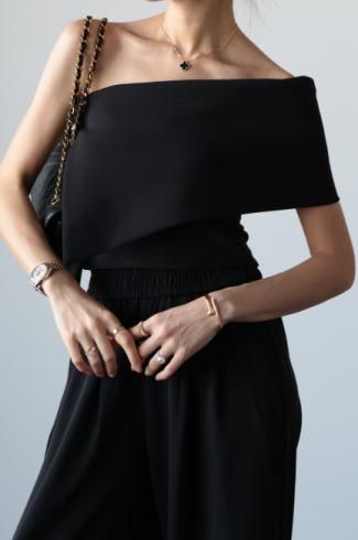 wide collar one shoulder top / black