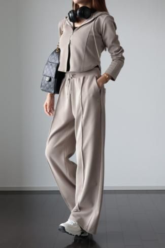 <img class='new_mark_img1' src='https://img.shop-pro.jp/img/new/icons14.gif' style='border:none;display:inline;margin:0px;padding:0px;width:auto;' />zip up hoodie & wide slacks pants set up jersey / greige