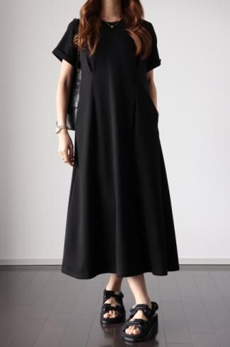 A line tucking dress / black