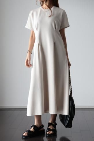 A line tucking dress / light beige