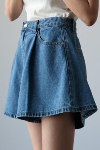 wide leg tuck short denim pants / blue<img class='new_mark_img2' src='https://img.shop-pro.jp/img/new/icons14.gif' style='border:none;display:inline;margin:0px;padding:0px;width:auto;' />