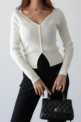 <img class='new_mark_img1' src='https://img.shop-pro.jp/img/new/icons14.gif' style='border:none;display:inline;margin:0px;padding:0px;width:auto;' />heart cut neck high gauge rib knit cardigan / white