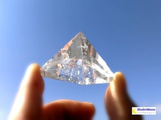 【レインボー入り！84】ヒマラヤ産水晶ピラミッド/アイリスクォーツ（虹入り）