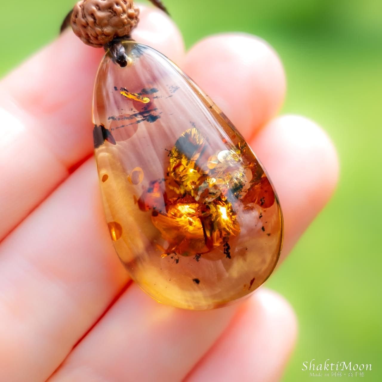 本べっ甲琥珀2輪の薔薇インタリオペンダントネックレス