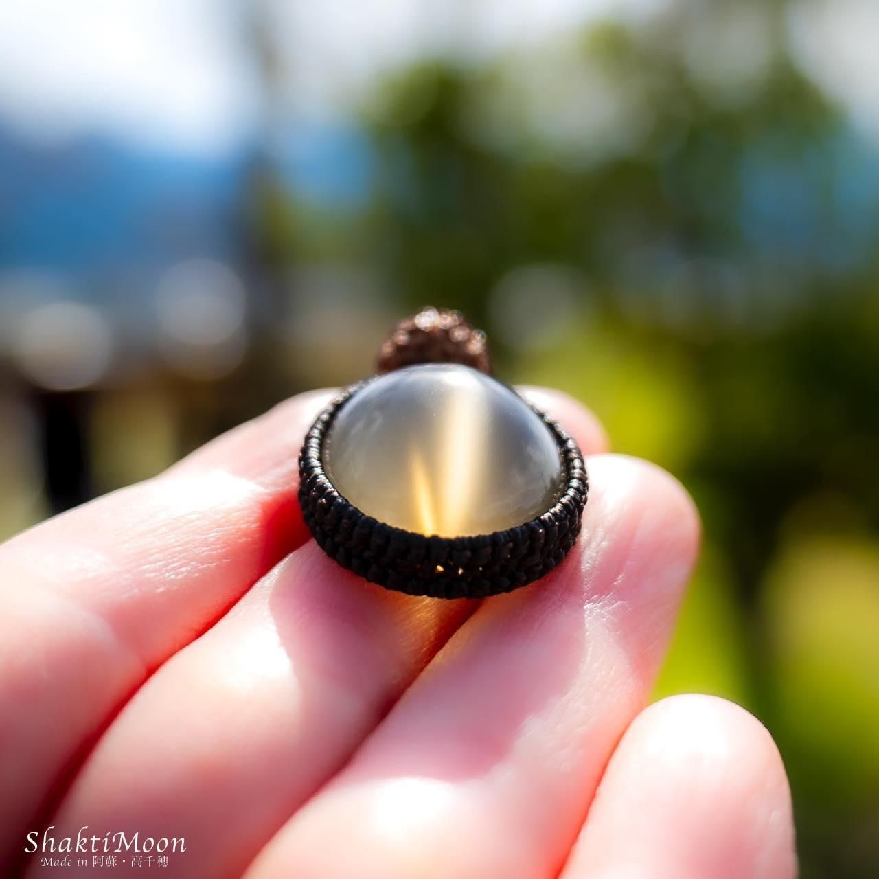 レア・希少！上品な光沢と透明感、神々しいほど美しいキャッツアイ効果