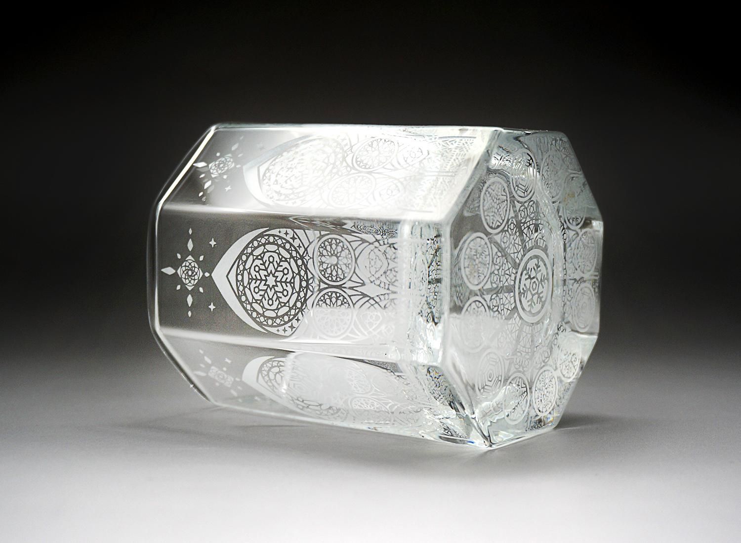 雪華の大聖堂【Octa】| ステンドグラスのような彫刻のロックグラス