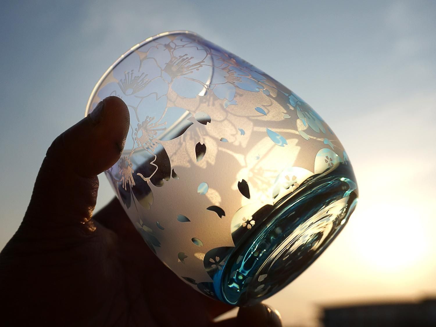 春乃遠霞【藤紺碧】 | 桜と花びらロックグラス - crafterior