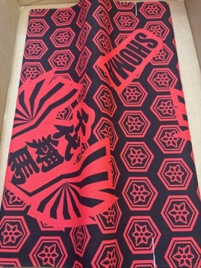 反物・千代翔馬（黒地、赤六角柄） - 浅草 招き屋