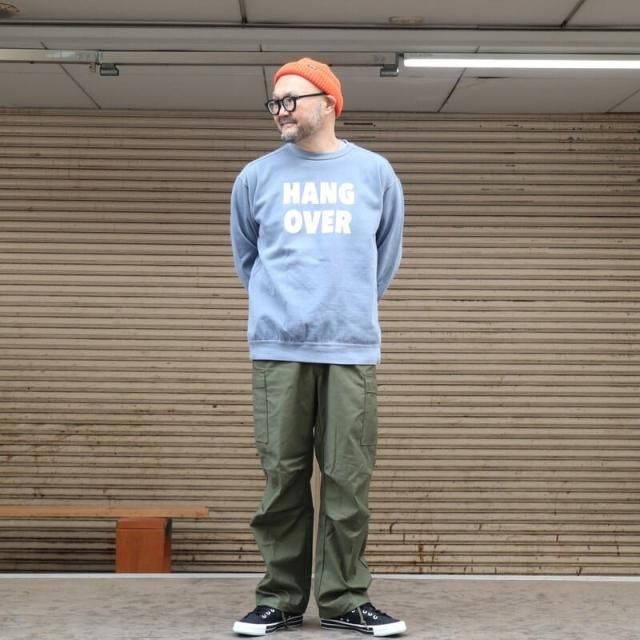 <img class='new_mark_img1' src='https://img.shop-pro.jp/img/new/icons34.gif' style='border:none;display:inline;margin:0px;padding:0px;width:auto;' />20%オフ ユニセックス【Mr.TEE GRAFIK】HANGOVERスウェットシャツ｜MRT2401001(ブルー)