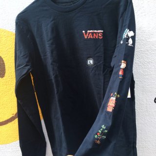 <img class='new_mark_img1' src='https://img.shop-pro.jp/img/new/icons50.gif' style='border:none;display:inline;margin:0px;padding:0px;width:auto;' />VANS ヴァンズ × PEANUTS HOLIDAY LS TEE NAVY