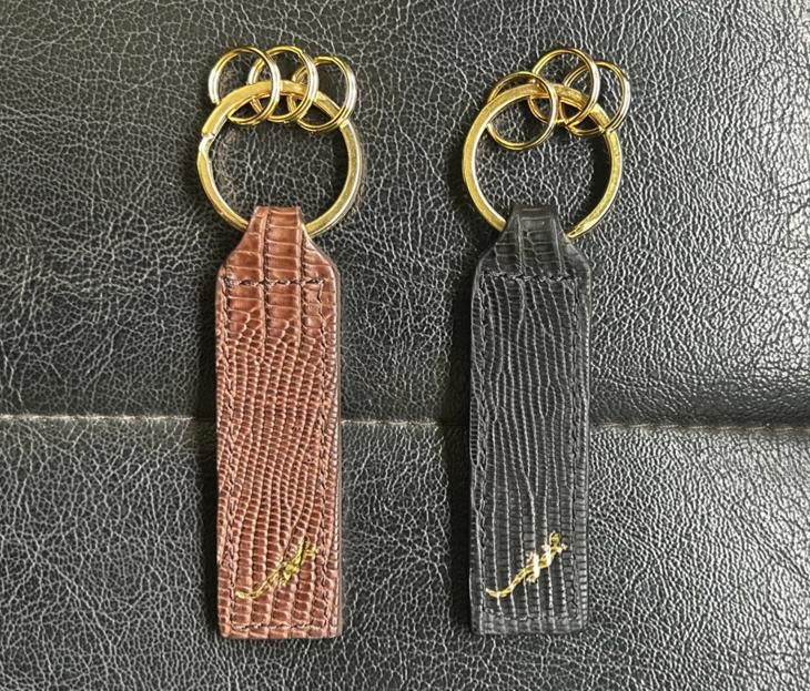 テジュー(トカゲ革)キーホルダー背面にはトカゲの箔押しが愛着を感じさせてくれます。
