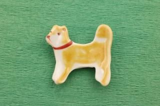 九谷焼　作家さんもの　独特の色彩と平和的で優雅な姿が美しい秋田犬の陶器オブジェ 九谷焼 作家さんもの 独特の色彩と平和的で優雅な姿が美しい秋田