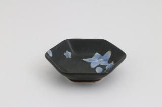 六角小皿 染小花 黒 A