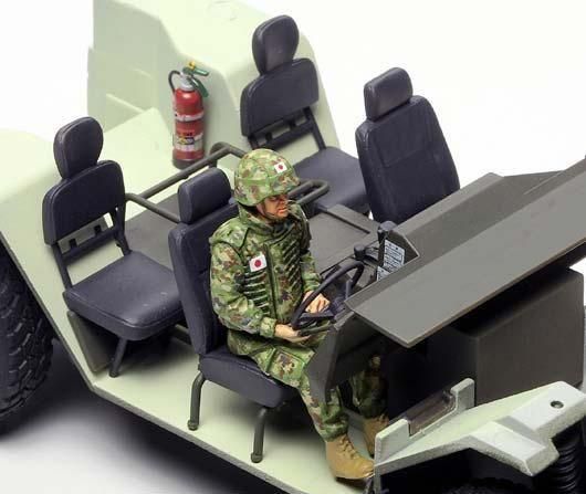 タミヤ 1/35 陸上自衛隊　軽装甲機動車　イラク派遣仕様＆イラク派遣隊員セット タミヤ 1/35 ミリタリーミニチュアシリーズ 陸上自衛隊 軽装甲