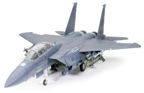 F15ストライクイーグルのバンカーバスター搭載機塗装済完成品 タミヤ 1/32 エアークラフトシリーズ No.12 F-15E ストライクイーグル