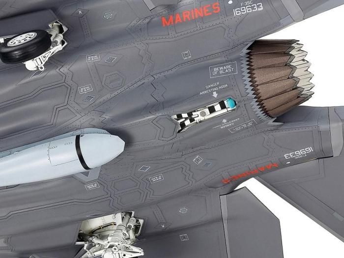 戦闘機　プラモデル完成品　タミヤ　1/48 F-35C ライトニングII 1/48 ロッキード マーチン F-35C ライトニングII: スケール