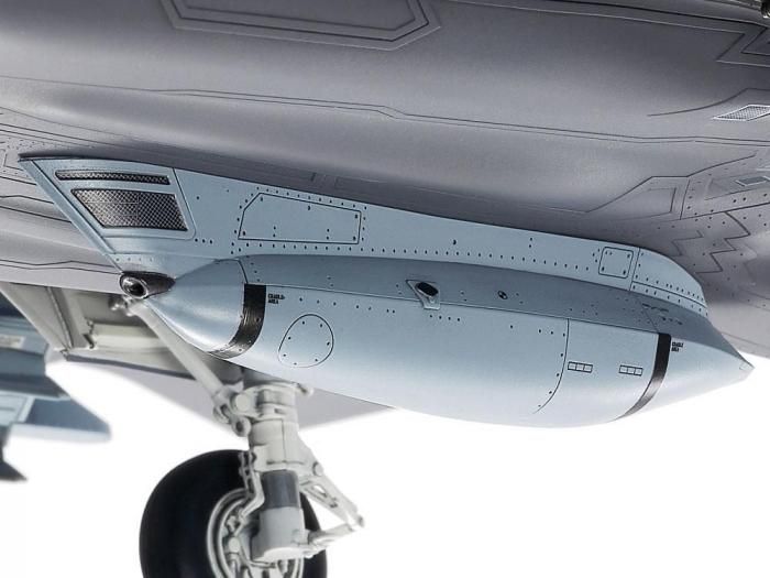 戦闘機　プラモデル完成品　タミヤ　1/48 F-35C ライトニングII タミヤから「1/48 ロッキード マーチン F-35C ライトニングII