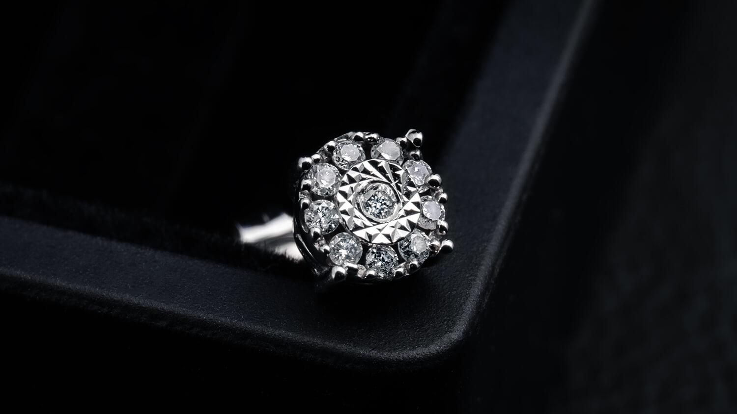 ダイヤモンド 10K ホワイトゴールド ピアス 5mm - AVALANCHE ダイヤモンド 10K ホワイトゴールド ピアス 5mm - AVALANCHE