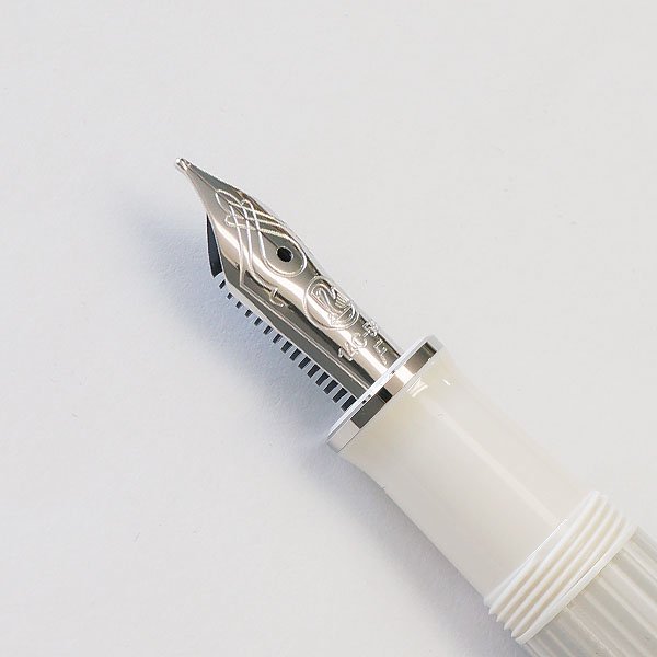 贅沢 雅規ストアPELIKAN ペリカン 万年筆 EF 極細字 スーベレーン シルバーホワイト M405 吸入式 ペン先14金 正規輸入品 