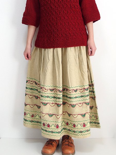 インド手刺繍スカート ベージュ - アジア雑貨店ワルンチャンプール
