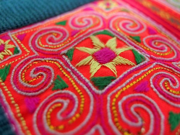 モン族 手刺繍 横長ポーチ H - アジア雑貨店ワルンチャンプール 