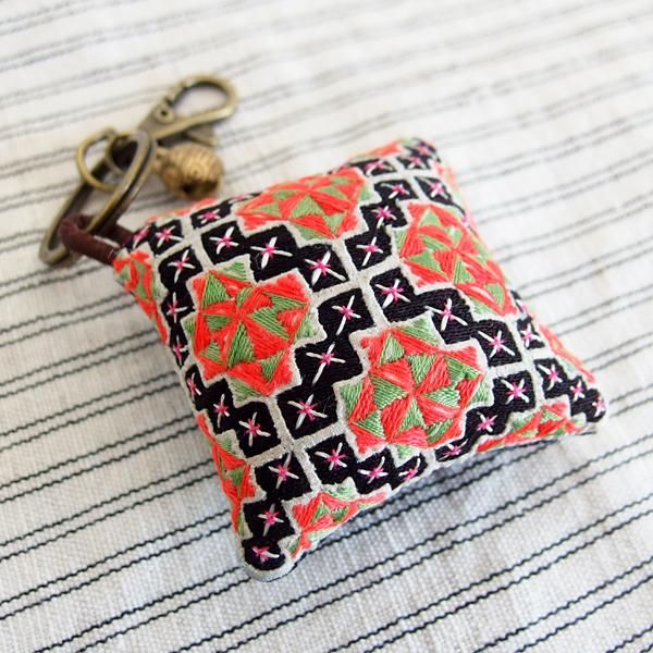 モン族 手刺繍ピンクッションチャーム キーホルダー 35B アジア雑貨店ワルンチャンプール エスニック&ナチュラルファッション タイやバリ島の上質なアジアの手仕事 モン族 フェアトレード 蝶々にオレンジのビーズ玉お花のチェーン鈴つき バッグチャーム キーホルダー