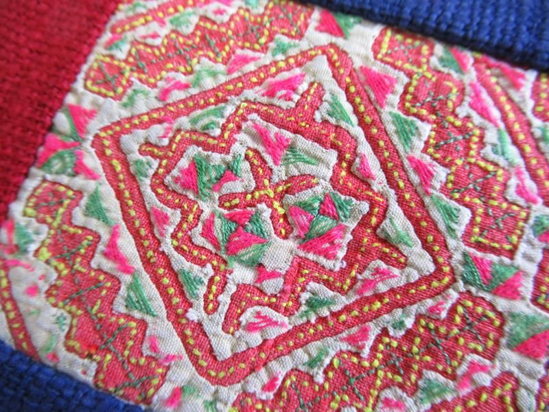 モン族横長ポーチ 手刺繍布 55f - アジア雑貨店ワルンチャンプール