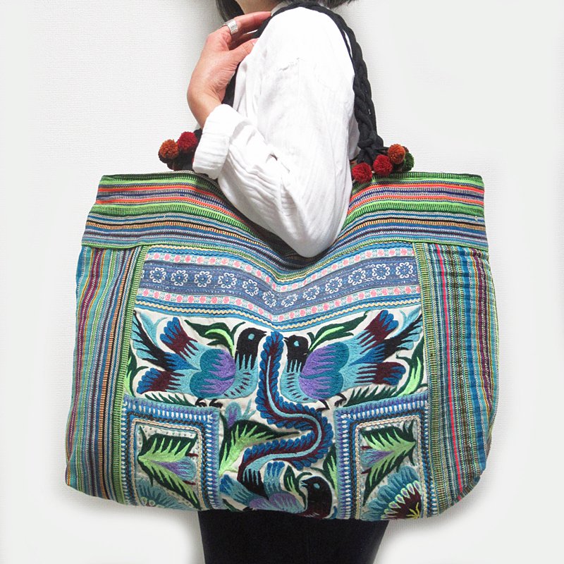 モン族バッグ・モン族ポーチ モン族刺繍、ろうけつ染め、藍染めなどの