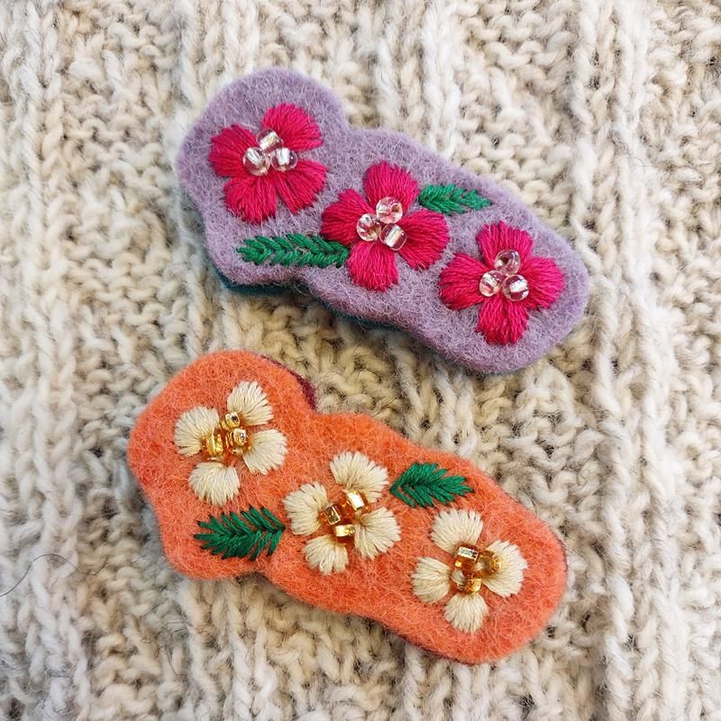 ブローチ フェルト手刺繍 ビーズフラワーパープル系（フェア