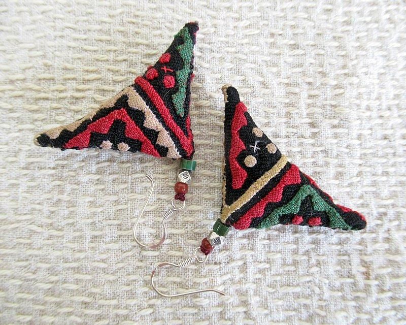 モン族手刺繍古布とカレンシルバービーズのピアス 07 | モン族の