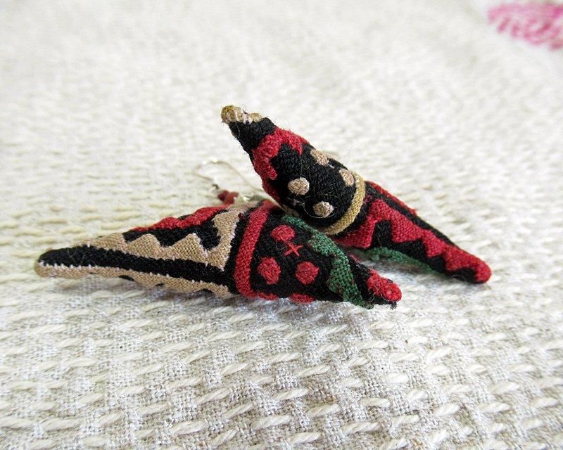 モン族手刺繍古布とカレンシルバービーズのピアス 07 | モン族の