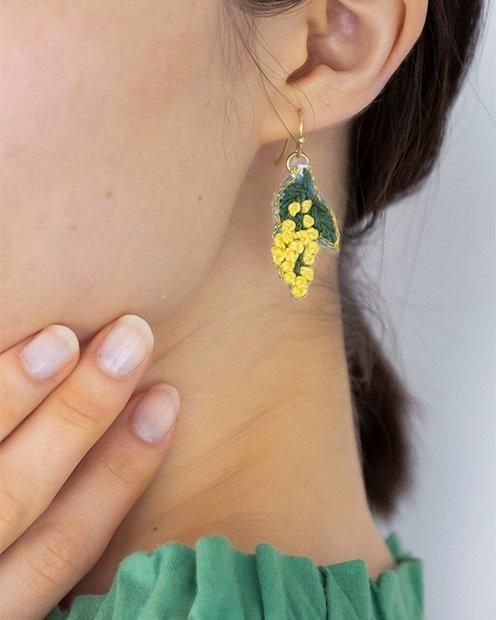 ピアス 手刺繍 ミモザ | フェアトレード - アジア雑貨店ワルンチャン