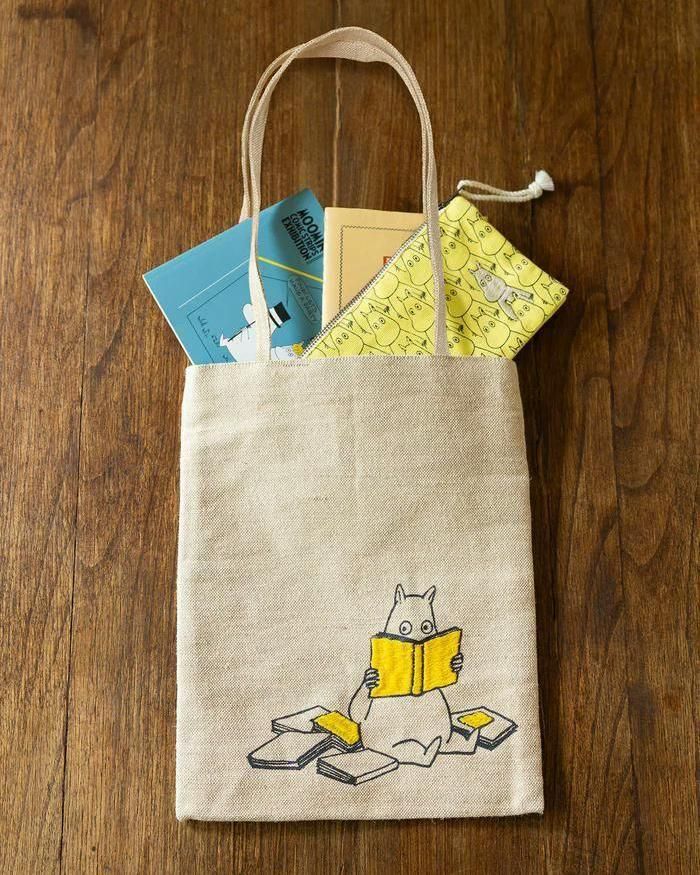ムーミンシリーズ プリント手刺繍トートバッグ 本を読むムーミントロール ピープルツリー フェアトレード