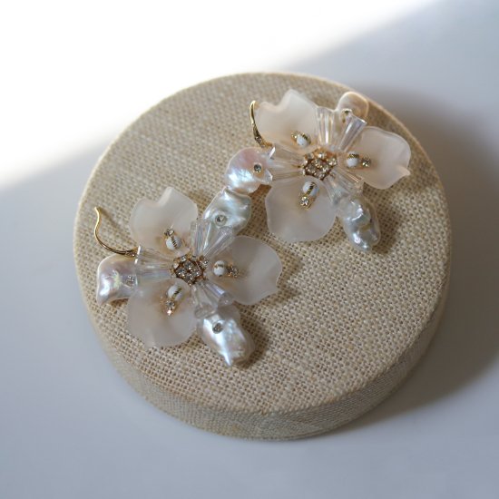 Crystal & Pearl  Flower Pierce<img class='new_mark_img2' src='https://img.shop-pro.jp/img/new/icons14.gif' style='border:none;display:inline;margin:0px;padding:0px;width:auto;' />