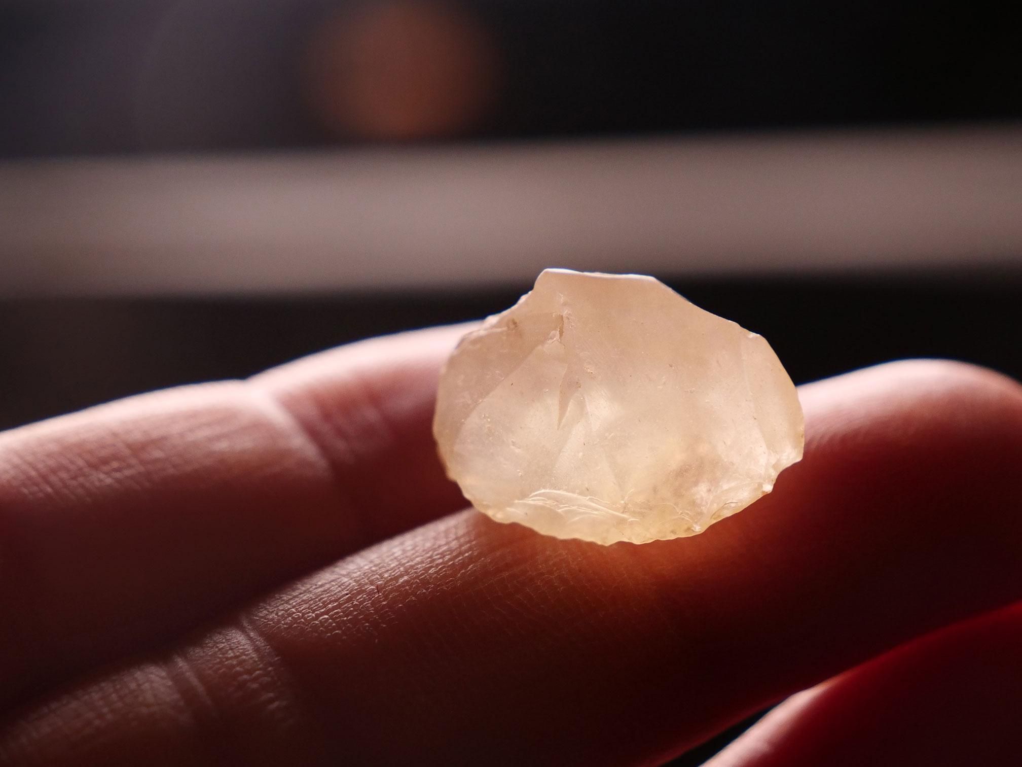 リビアングラス 鉱物 鉱物標本 ヒーリングストーン スピリチュアル 宝石 隕石 隕石が生み出したヒーリングストーン「リビアングラス」の意味と