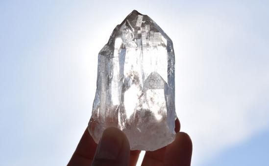 龍脈の精髄 ― 虹入りカテドラル水晶 （売上の一部は保護猫活動に使用） 龍脈の精髄 ― 虹入りカテドラル水晶 「純白の守護と浄化の光