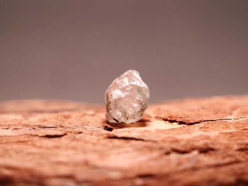 透明度が高く美しいロシア産フェナカイト原石