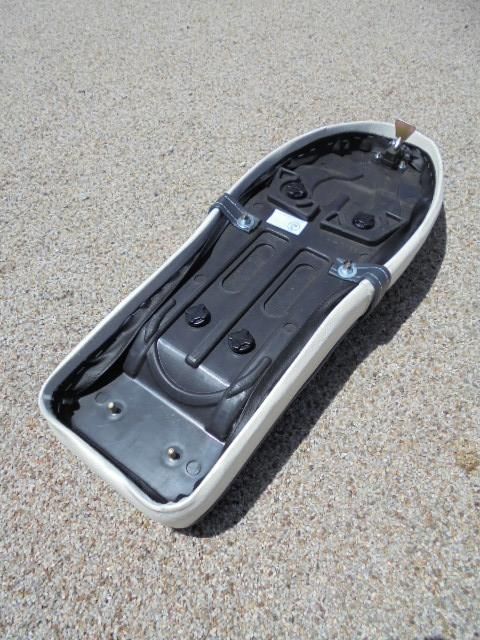 c100 ダブルシート 濃灰/白・プラベース - 崎田二輪通販 スーパーカブ