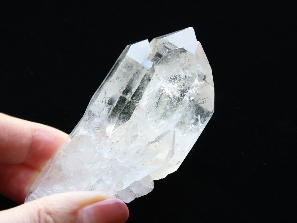 水晶 / 大切な場所のエネルギー浄化してくれる奇跡の110g原石水晶クラスター | 幸せを呼ぶ天然石・パワーストーン専門店 レアズアフェクション