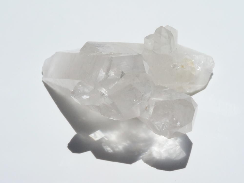 水晶 / 神秘的な虹色の輝きが魅力の原石水晶 | 幸せを呼ぶ天然石
