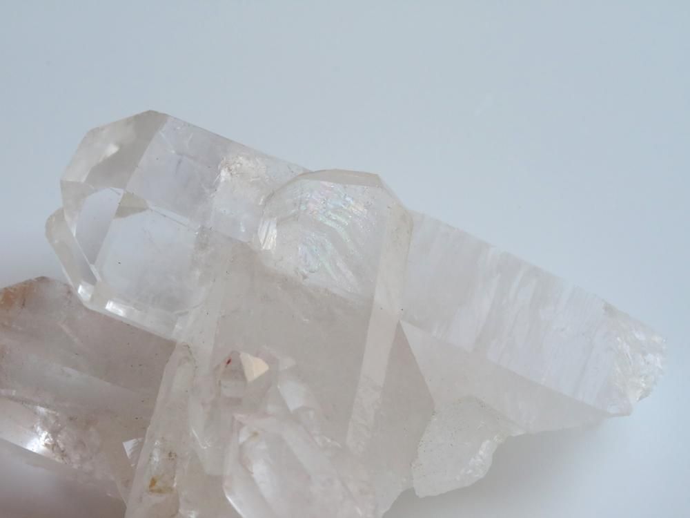 水晶 / 神秘的な虹色の輝きが魅力の原石水晶 | 幸せを呼ぶ天然石
