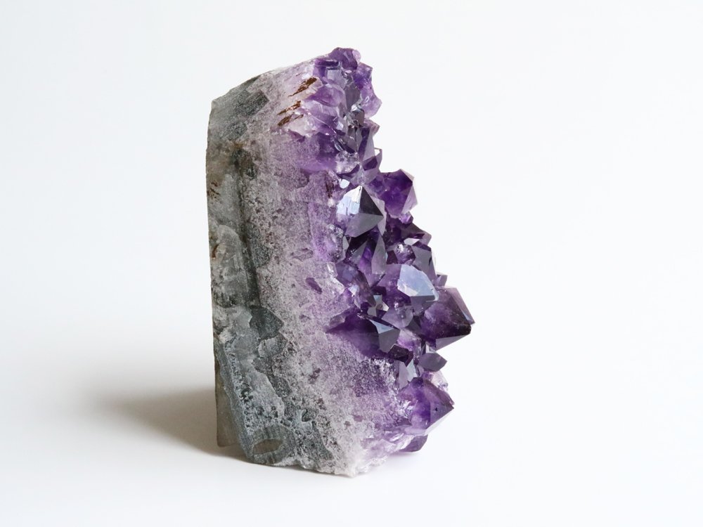 アメジスト / 濃いめのキラキラ結晶が魅力のウルグアイ産の原石アメジスト！ | 幸せを呼ぶ天然石・パワーストーン専門店 レアズアフェクション