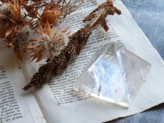 【Q353】水晶 / 再生・復活を象徴する神秘的な形！ピラミッドの水晶