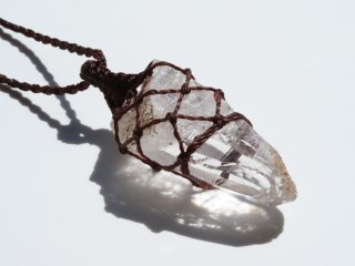 【Q334】水晶 / 人生がきらめく！聖地ヒマラヤ水晶のマクラメ編みペンダント約11g
