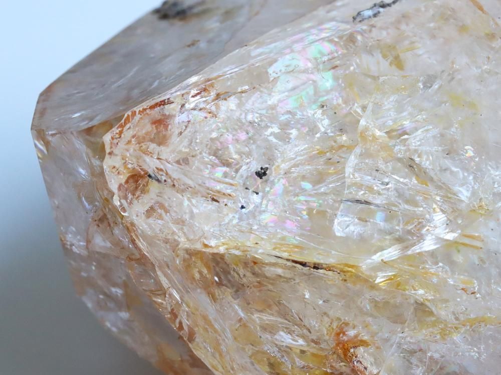 水晶 / 虹色の輝きが魅力の幸せを引き寄せるヒマラヤ・アイリス