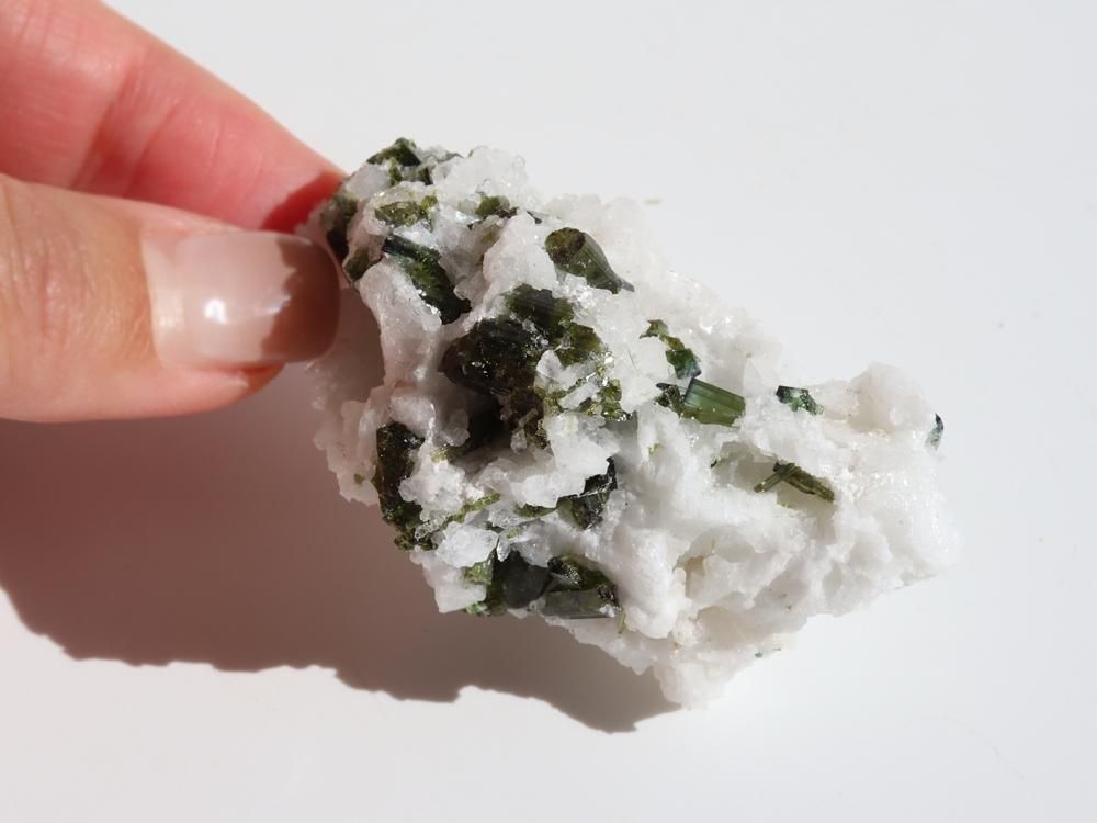 TM13】トルマリン・アルバイト / キラキラの輝きが魅力の母岩