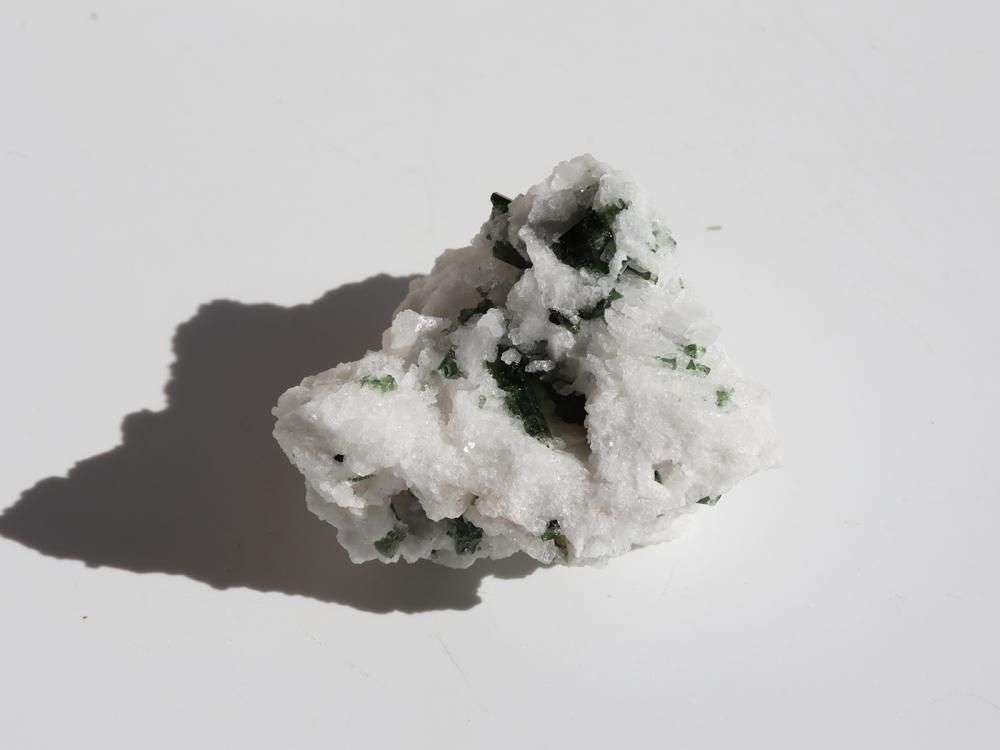 TM14】トルマリン・アルバイト / キラキラの輝きが魅力の母岩付き