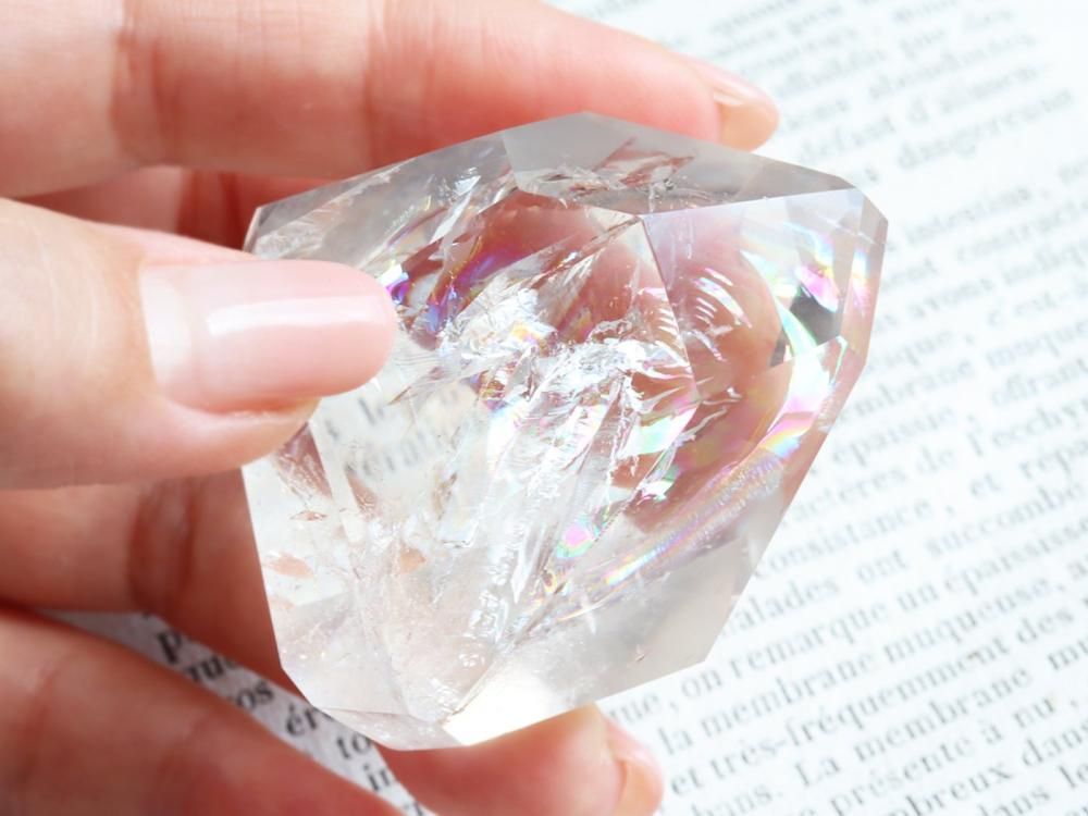 Q499】水晶 / 幸運を引き寄せる虹の輝きを宿したアイリス