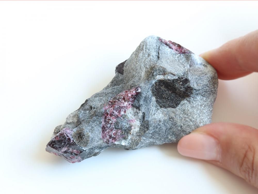 GN15】ガーネット / 生命力と勇気を与えてくれる原石ガーネット